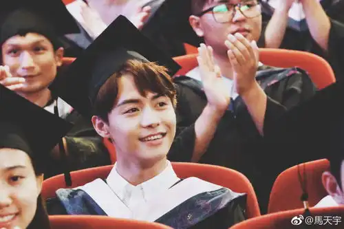 高颜值大长腿,马天宇亲身示范原来这才是校服的正确打开方式