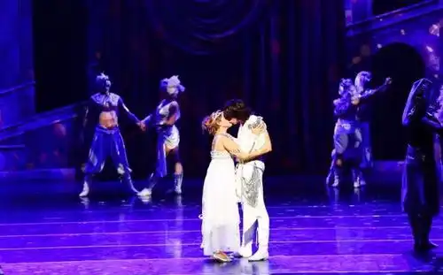 粉丝福利如果一生中只能看两部莎士比亚剧,那我推荐你罗密欧与茱丽叶
