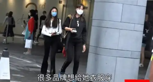 任达华15岁女儿身高超一米七,逆天大长腿实力抢镜,名模范十足

