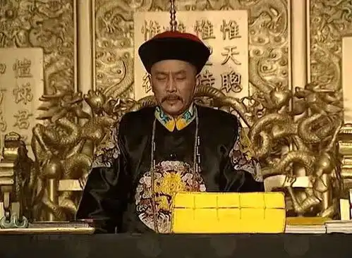 雍正王朝中李卫殴打曾静,为何弘历只处罚围观官员却没动李卫