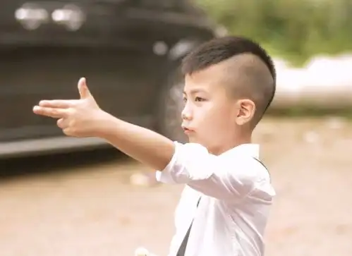 胡军儿子近照曝光,12岁康康身高赶超妈妈卢芳,长相颇具男子气概