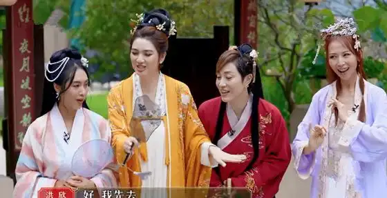 真的老了朱茵陈法蓉穿汉服翻车,美颜滤镜也盖不住层层皱纹
