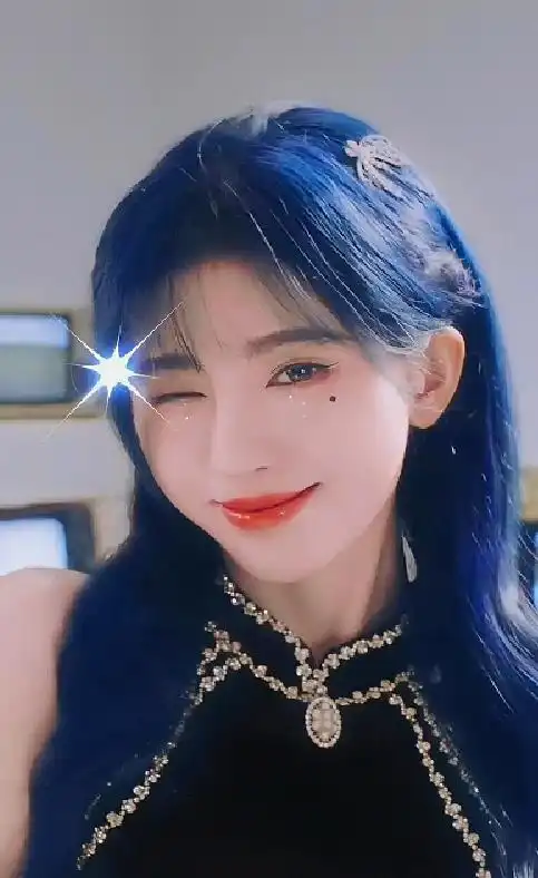 鞠婧祎不愧是国民妖精,蓝发造型超冷艳,穿肚兜长裙身材太好