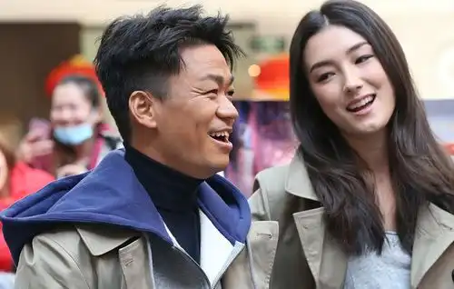 王宝强高调和她穿情侣装亮相脸上笑意盈盈遮不住