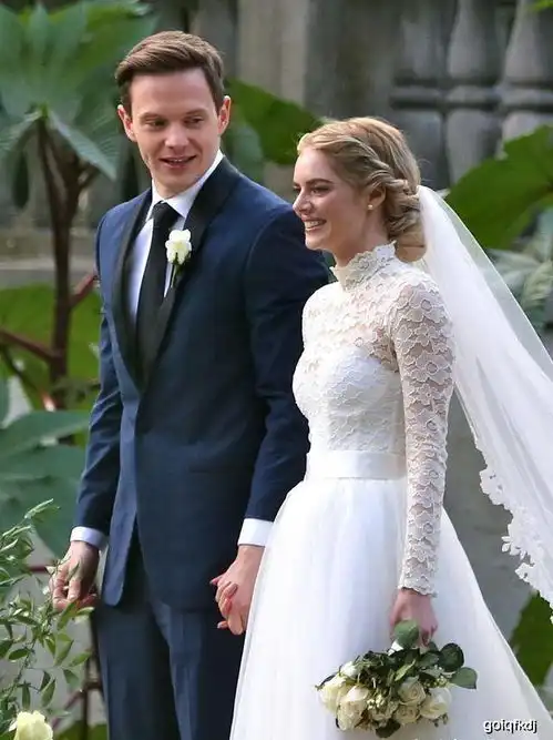 她嫁入豪门差点死于新婚夜,撞脸玛格特罗比,私下造型是真小丑女