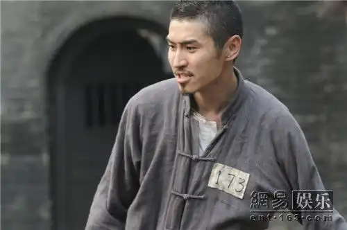 乱世书香热播孟召重白发造型pk吴秀波
