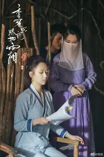 杨紫天乩之白蛇传说片场照曝光穿着古装休息候场玩手机
