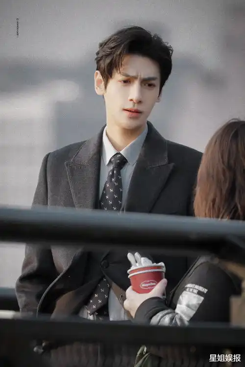 罗云熙拍追光者受伤坐轮椅,还因太瘦惹争议,后晒健身视频回应
