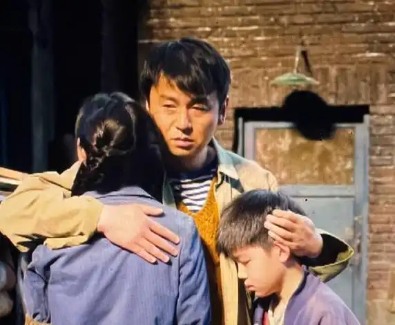 岳云鹏四个字形容人世间,自谦才疏学浅,晒剧照雨露均沾
