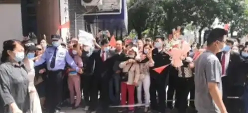 网传郭威当庭撕毁杜新枝起诉书,要求更换律师,黑手已伸向郭威
