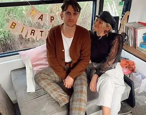 英国版蜗居,小夫妻将伦敦双层巴士改造成家
