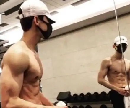白敬亭肌肉照曝光,引发大批粉丝舔屏,路人直呼太帅了