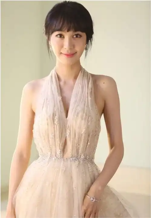 厉害不花一分钱,李菲儿一句晓明哥,让她登上各大热搜榜