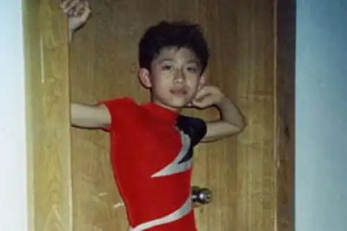 周冬雨不要面子的童年照片,张一山没关系,山哥帮你垫底
