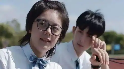 妙妙与天昊直播时,举止亲密,三一看见后伤心离去