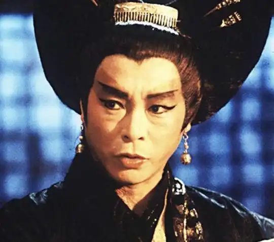 57岁钱小豪仍在拍戏,身材消瘦扮女人,曾因偷拍事件断送前程