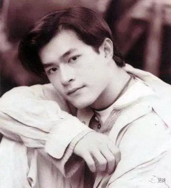 顶流小花中基因彩票一夜爆红,看爸妈长相,被质疑是抱养