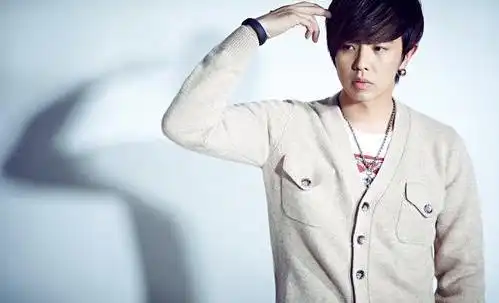 黄鸿升死因被质疑,他曾和杨丞琳穿情侣装,李荣浩六字送别
