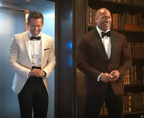 35岁盖尔加朵晒红色通缉令剧照神奇女侠,变身漂亮女怪盗