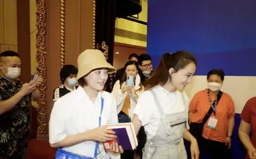 孙俪孙茜为甄嬛传编剧王小平新书签售站台,娘娘变迷妹求签名
