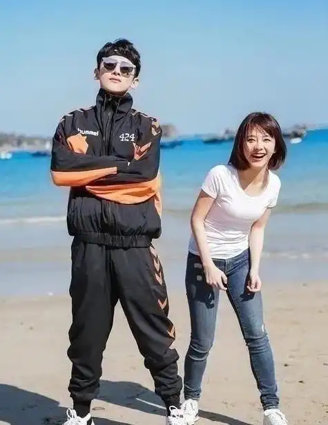 这个平平无奇的小花,竟是内娱年下小奶狗杀手