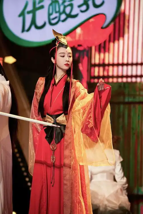 赵小棠你好星期六cos东方不败红色造型酷飒吸睛
