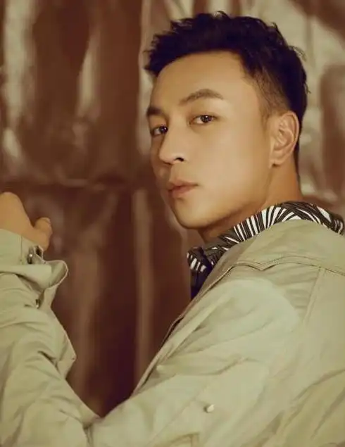 33岁释小龙罕露面,站街头和友人炫耀名牌鞋,手戴金表生活太潇洒
