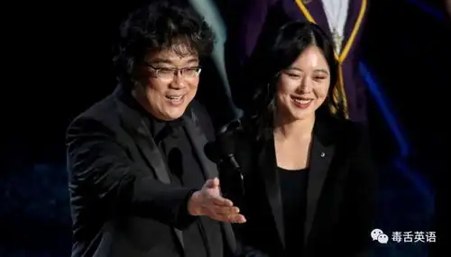 寄生虫导演奉俊昊的口译小姐姐爆红人美声甜英语好,连纽约时报都巨赞
