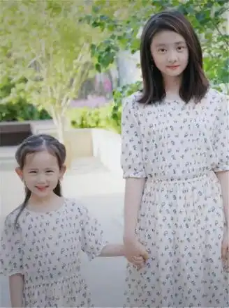 黄磊大女儿演话剧上热搜,小女儿绘画作品上热搜,怎么他家天天在热搜
