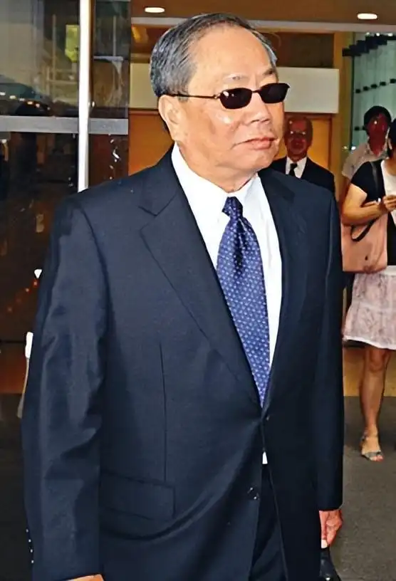 看完金手指我大失所望,以为来个猛的,没想到拉坨大的