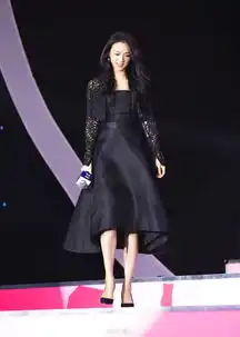 气质超群汤唯穿小黑裙女神范儿足