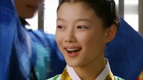 韩剧为躲雨而误入温室花棚,小烟雨被迷住了,真美
