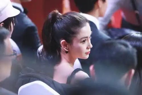 baby亮相红毯好似花仙子,瘦出新高度,这排骨胸太吓人
