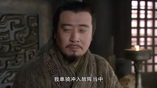 新三国吕布讲述自己追杀曹操的事迹,刘备装模作样的夸赞
