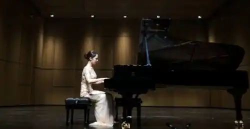 吉娜郎朗又上热搜了,这位钢琴家的妻子从来不是花瓶
