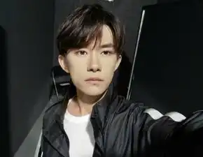 千玺晒19岁第一张自拍,就算背景打了马赛克,还是被发现他开车
