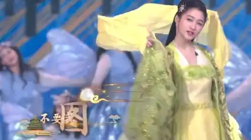 北京卫视春晚开场,关晓彤刘涛造型辣眼,鞠婧祎热巴更胜一筹