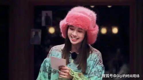 吴映洁晒新私服,穿一件皮草不够再戴一顶雷锋帽,保暖性满分
