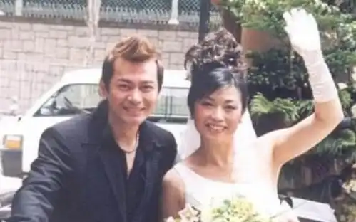 58岁江华与妻子罕秀恩爱,曾婚内出轨女演员,如今卖保险赚千万