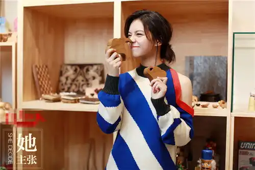 宋芸桦早秋街拍造型示范来条皮裙妖娆一下吧