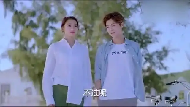 甜蜜暴击的甜蜜时刻关晓彤鹿晗河边牵手撒狗粮