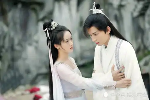 袁冰妍生日,庆生现场曝光被跳舞熊壁咚,琉璃演员送祝福成毅引争议
