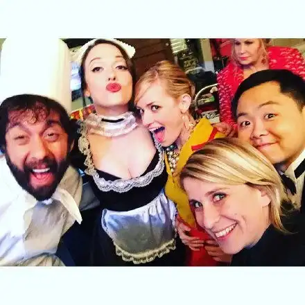 破产姐妹曝片场照max大胸抢镜
