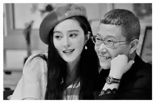 组图范冰冰李玉读诗照曝光二人亲密相拥对视默契满满
