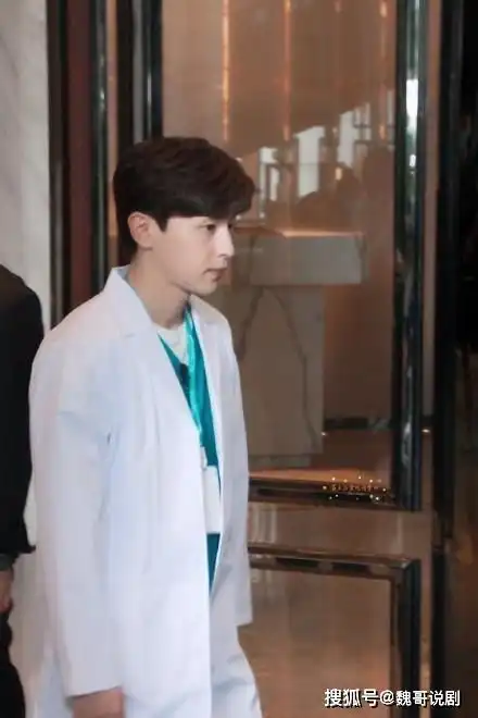 邓伦李沁出演的抗疫剧在一起曝光,身穿防护服全程素颜出镜
