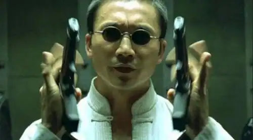 他是洪金宝徒弟,黑客帝国每年都给他分红,刘亦菲当场认做他妹妹