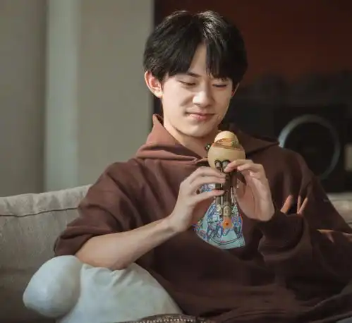 易烊千玺晒伍万里930破壳照,手臂肌肉线条紧实,粉丝不淡定了