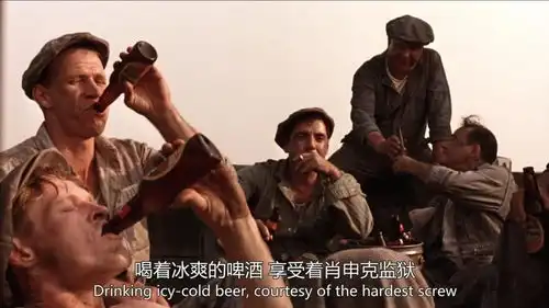 肖申克的救赎美国人对啤酒的热爱真是陶醉,在监狱里喝也是享受
