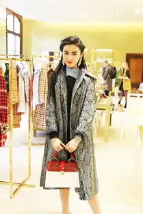 组图张辛苑巴黎时装周热情复古造型多变