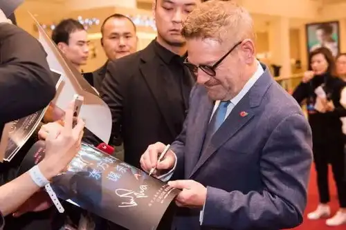 台前一车戏精,幕后一群戏骨
